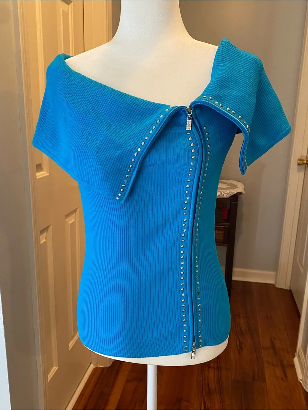 VINTAGE CACHE Bright Blue Ribbed Off-Shoulder Top with Zip and Studs - Picture 9 of 15